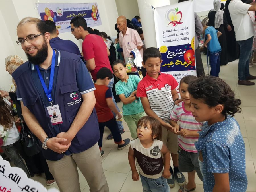  مؤسسة السمع والبصر تختتم مشروع توزيع كسوة عيد ايتام وفقراء غزة