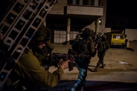 الاحتلال يعتقل 13 مواطنا ويزعم مصادرة اسلحة