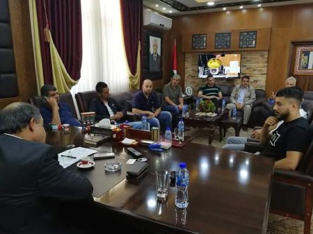 محافظ جنين يبحث مع أصحاب محال تجارية إعادة أعمارها بعد تعرضها لحريق متعمد