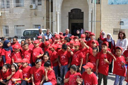  محافظ جنين يستقبل أطفال مخيم تالا الصيفي الخامس في مخيم جنين