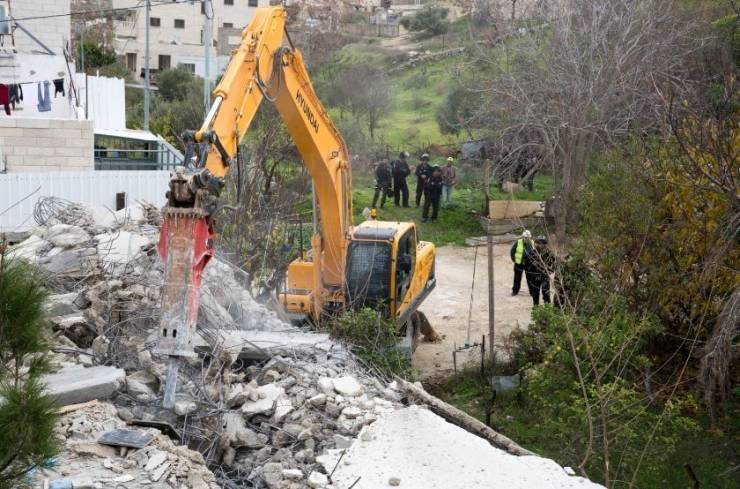 الاحتلال يجرف 4 دونمات ويقتلع 30 شجرة زيتون غرب بيت لحم