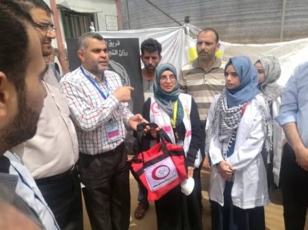 والدة الشهيدة رزان تستلم مكانها على حدود خانيونس