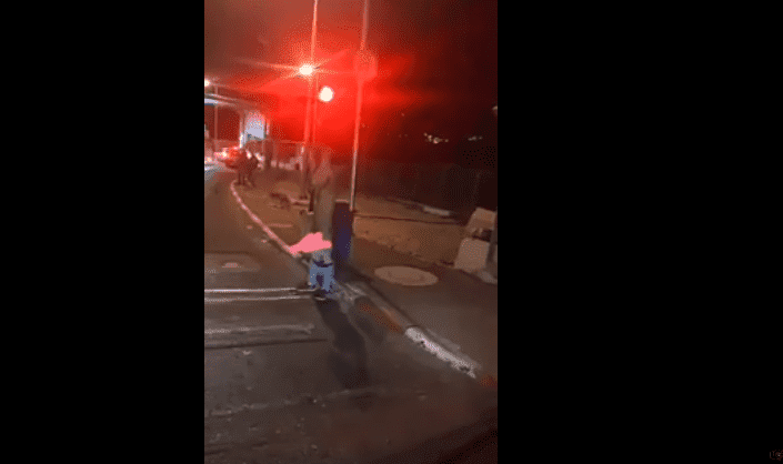 جنود الاحتلال ينكلون بشاب على حاجز