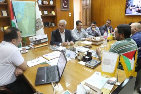 بلدية غزة والصليب الأحمر يبحثان عمل مركز الأطراف الصناعية