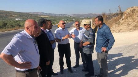  المحافظ الرجوب يرأس اجتماعا ميدانيا للجنة السير المحلية على شارع جنين نابلس بالقرب من قرية عنزا