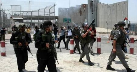  اعتقال فتاة على حاجز قلنديا بزعم حيازتها سكينا
