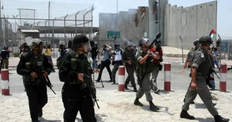  اعتقال فتاة على حاجز قلنديا بزعم حيازتها سكينا
