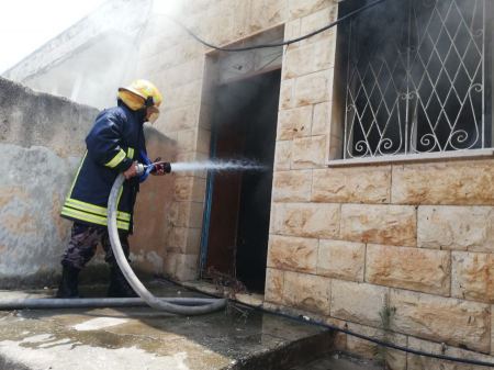 الدفاع المدني يخمد حريق في مخازن للمواد التموينية أسفل بناية سكنية في جنين