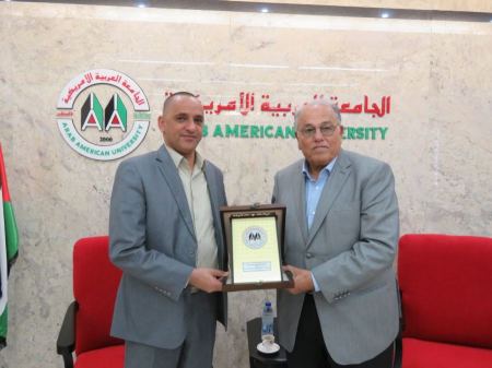 وفد من الامن الوقائي يزور الجامعة العربية الأمريكية