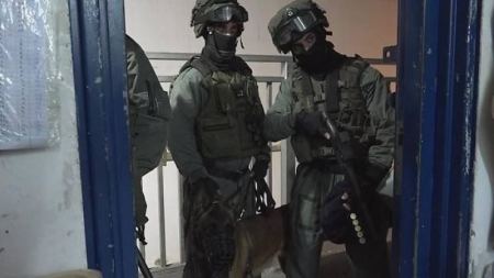  قوات القمع تقتحم قسم الأسرى في معتقل 'عسقلان'