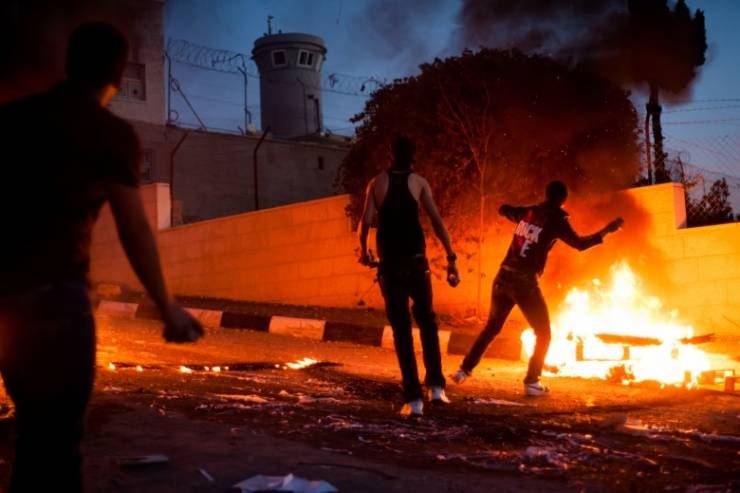 مواجهات حامية مع الاحتلال في العيسوية: 80 إصابة