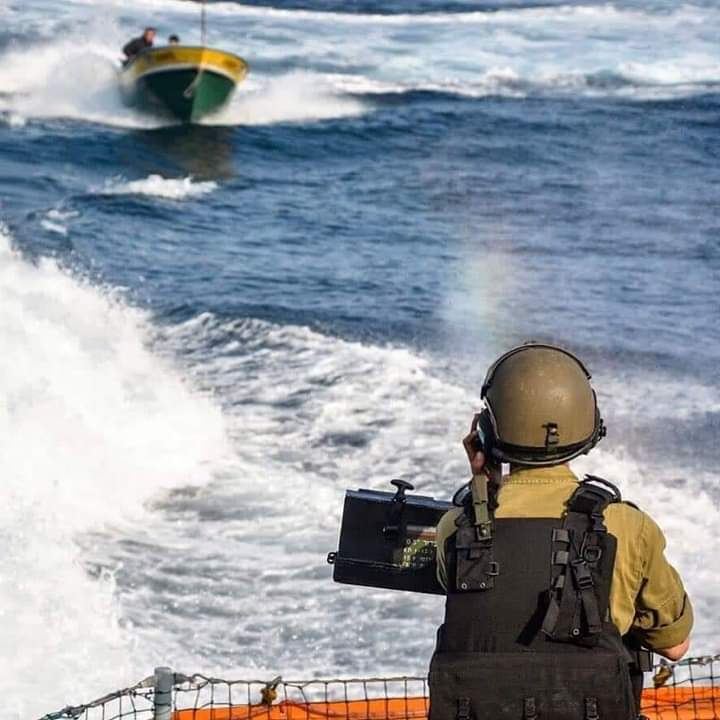 زوارق الاحتلال تعتدي على الصيادين وتجبرهم على ترك البحر