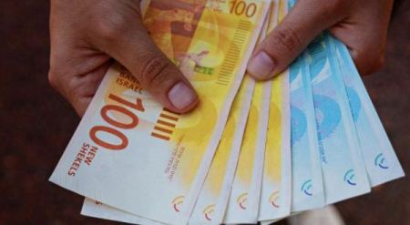 الكشف عن موعد صرف 500 شيكل من “وقفة عز” لـ 18 ألف عائلة