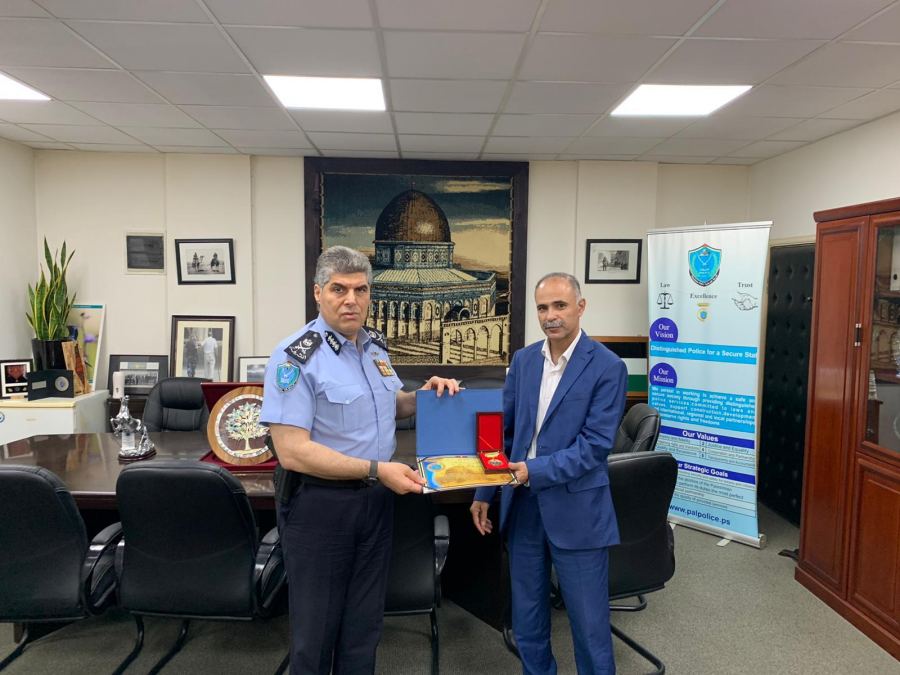  اللواء حازم عطالله يمنح جائزة الشرطة للتميز للعقيد ابراهيم طومار نائب مدير شرطة جنين