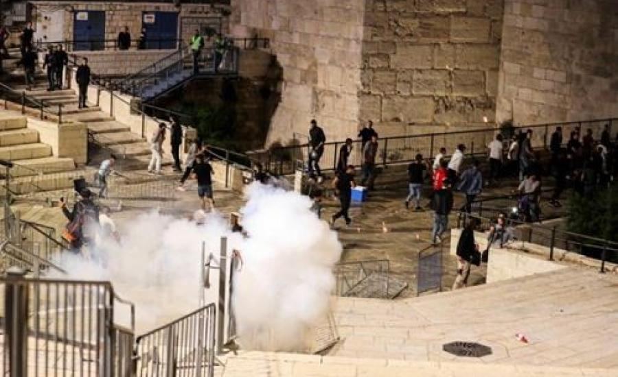 القدس: إصابات بالاختناق واعتقال شابين في اعتداء للاحتلال على المقبرة اليوسفية
