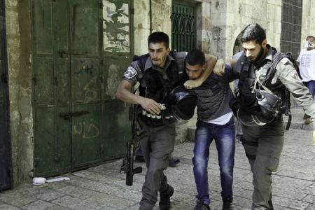 الاحتلال يعتقل أب ونجليه بعد الاعتداء عليهم بالقدس المحتلة