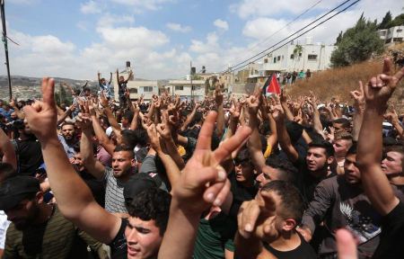 تواصل انتهاكات الاحتلال: شهيد ومصابون ومعتقلون وهدم وإخطارات واقتحام جديد للأقصى وغارات على غزة