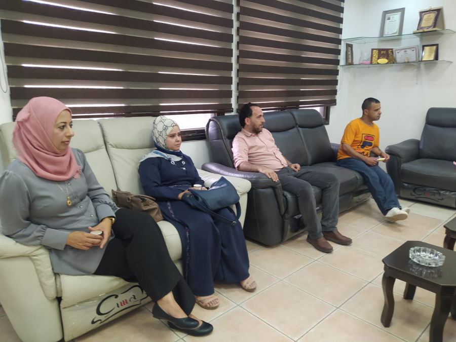 مجموعة من الهيئة التأسيسية لبوابة المتطوعين تقوم بزياره لرئيس بلدية جنين