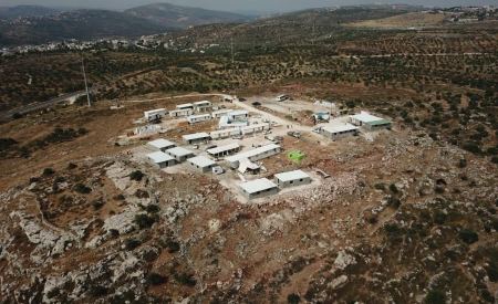 مستوطنون يمنعون المواطنين من التنزه في أراضيهم بمسافر يطا