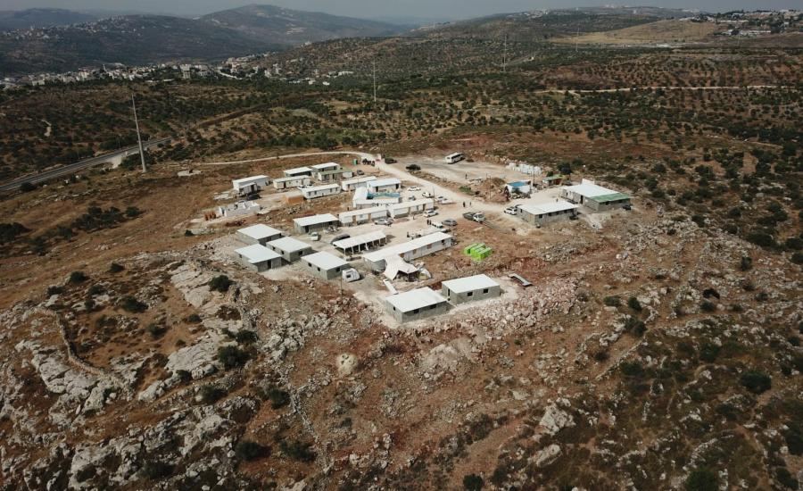 مستوطنون يمنعون المواطنين من التنزه في أراضيهم بمسافر يطا