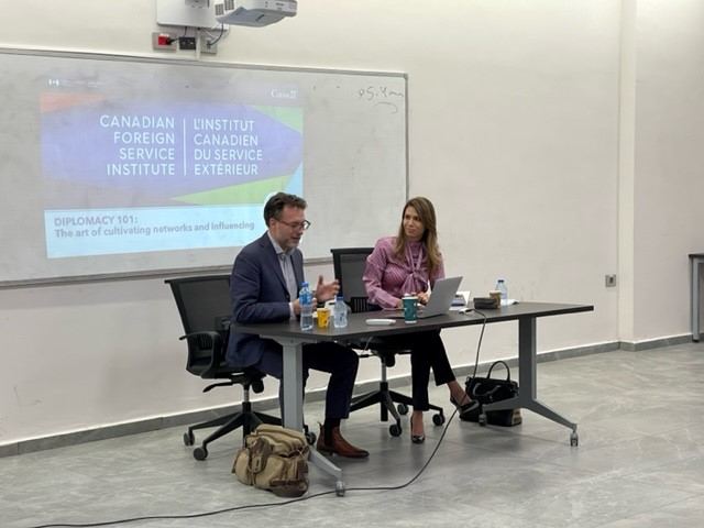 الدبلوماسي الباحث أولريك شانون ضيف الجامعة العربية الأمريكية