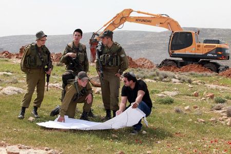 الاحتلال يعتقل مواطنا ومستعمروه يعتدون على رئيس مجلس قروي سوسية بمسافر يطا