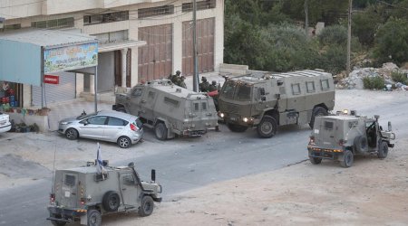 الاحتلال يفتش عدة منازل في الخليل