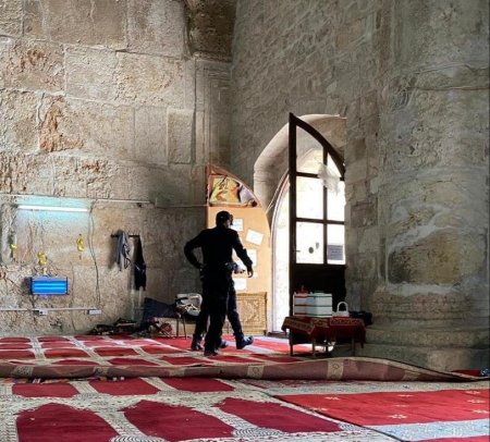 الاحتلال يقتحم مصلى باب الرحمة ويعتدي على المصلين ويعتقل عددا منهم