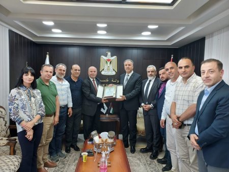 مؤسسة رعاية أسر الشهداء تكرم تلفزيون فلسطين