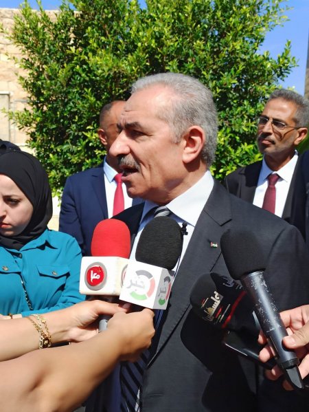 اشتية يتفقد قاعات امتحان الثانوية العامة في مدرسة ذكور كفر نعمة الصناعية