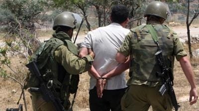 الاحتلال يعتقل شابا بعد إصابته بالرصاص الحي في مخيم قلنديا 