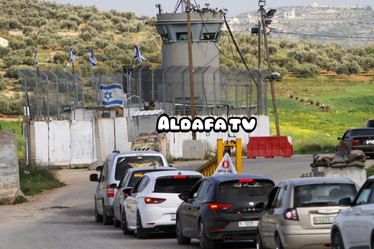 الاحتلال ينصب حاجزا عسكريا قرب مدخل قراوة بني حسان ويعتقل شبانا
