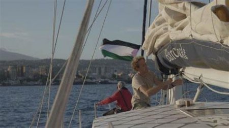 رغم التهديدات.. السفينة "مادلين" على بُعد أميال من غزة