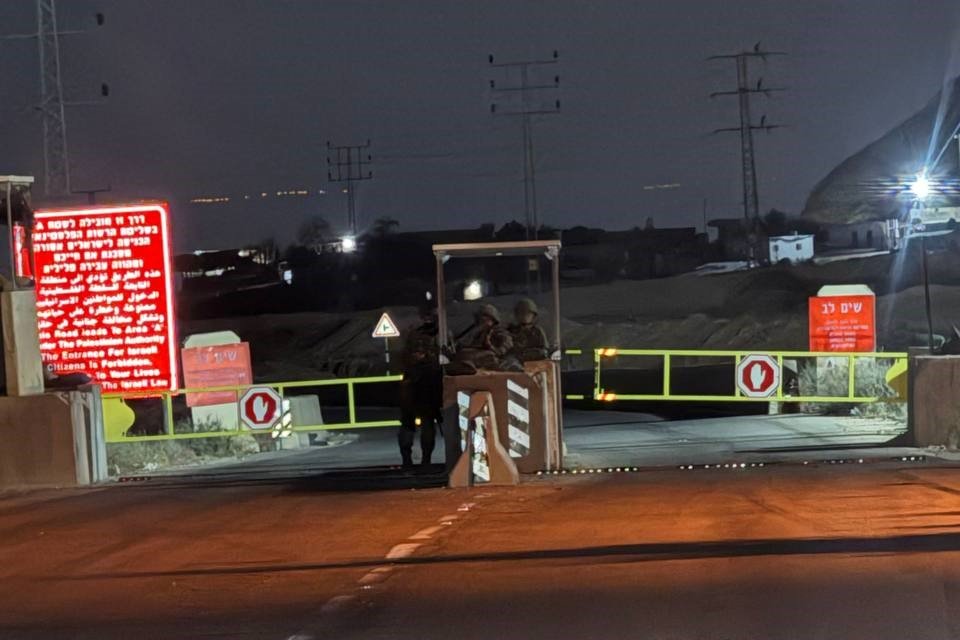الاحتلال يغلق مداخل أريحا بالاتجاهين