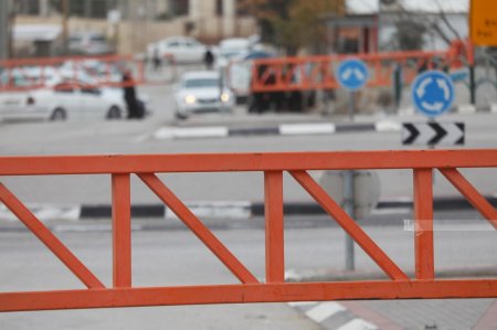 الاحتلال يضيق الخناق على محافظات الضفة ويغلق مداخل المدن