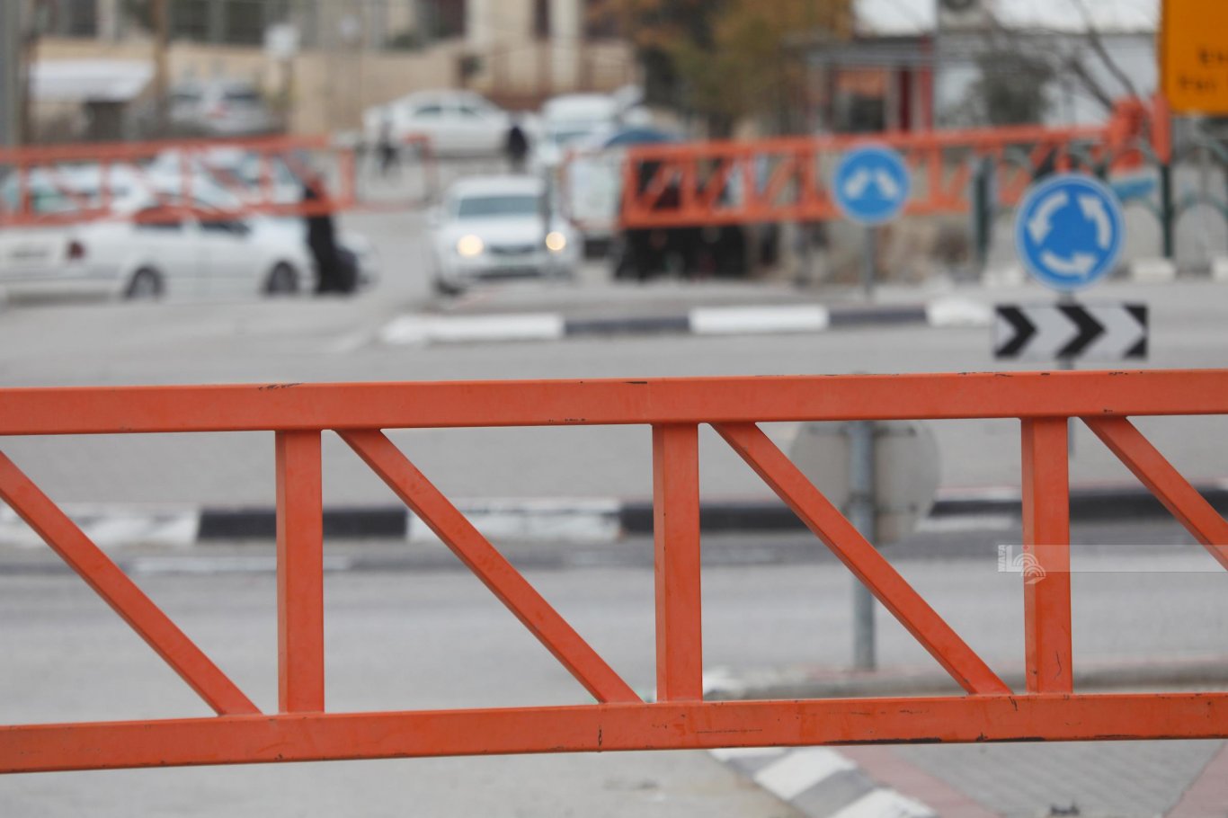 الاحتلال يضيق الخناق على محافظات الضفة ويغلق مداخل المدن