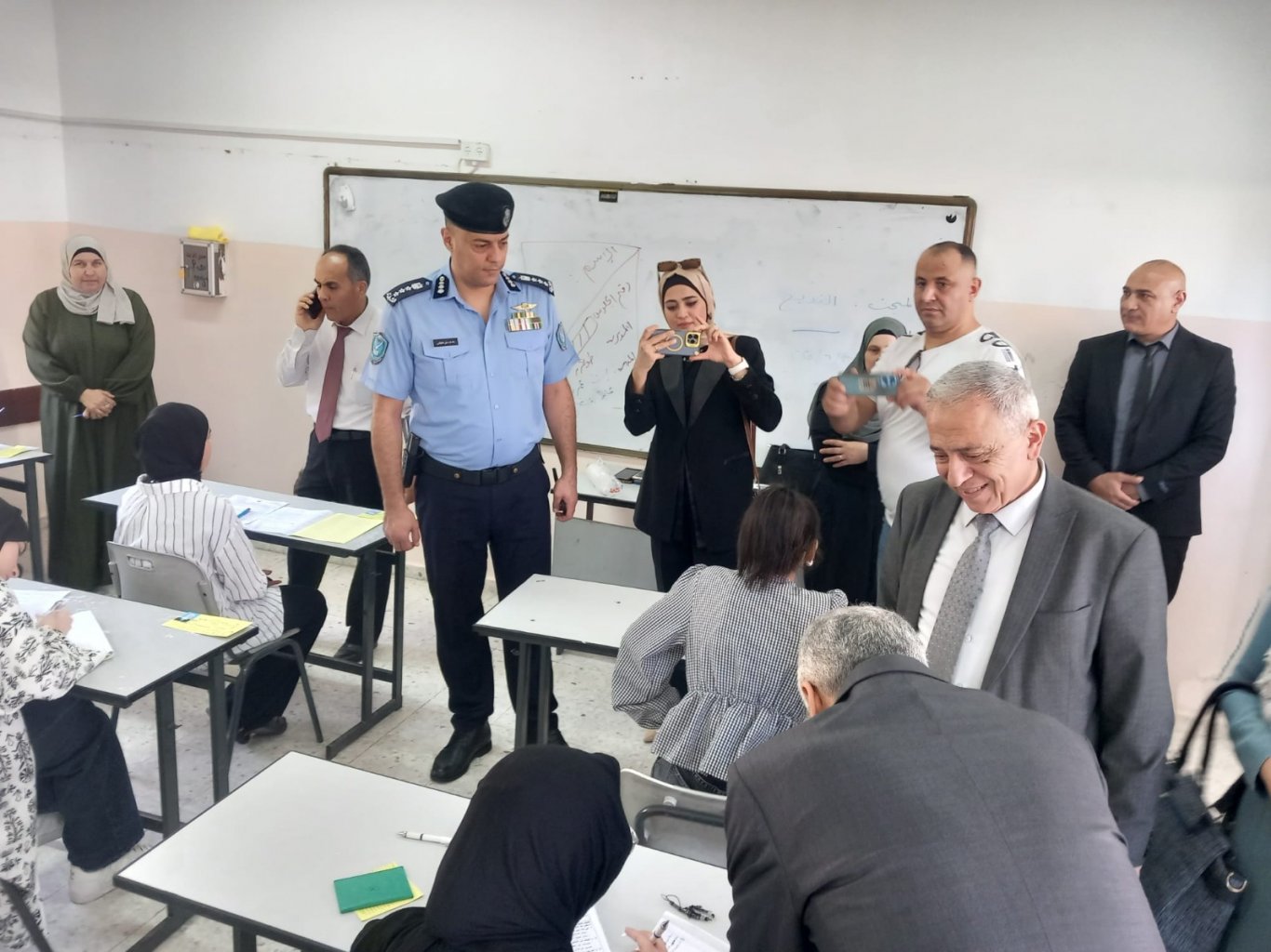 الشرطة تشارك وزير التربية والتعليم بجولة تفقدية لقاعات امتحان الثانوية العامة في طولكرم