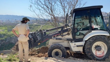 مستوطنون يهدمون غرفة زراعية ويجرفون اراض في مسافر يطا