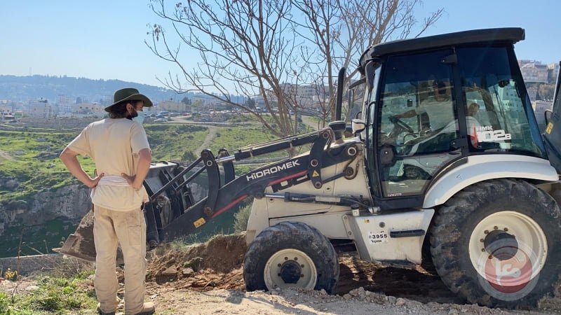 مستوطنون يهدمون غرفة زراعية ويجرفون اراض في مسافر يطا