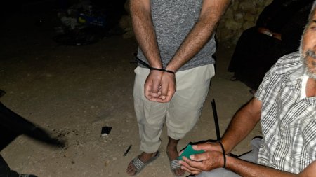 الاحتلال يعتقل مواطنا ويعتدي على آخرين بالضرب في مسافر يطا