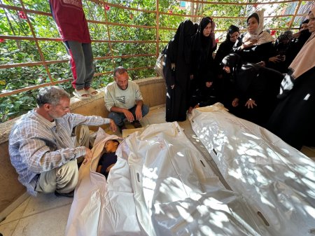 ٢١ شهيدا في قصف للاحتلال على جباليا وخان يونس