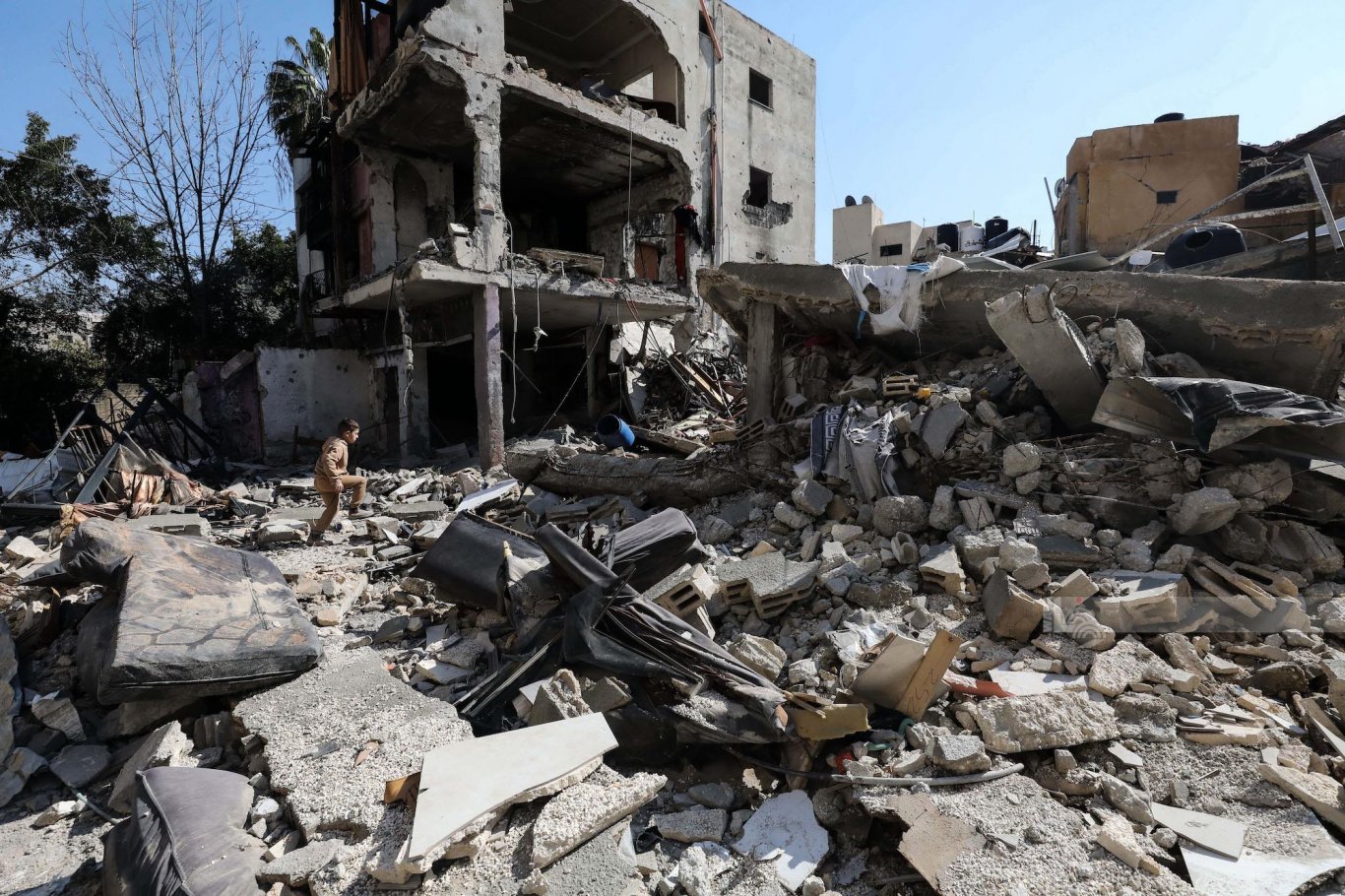 الاحتلال يهدم منازل ومحلات تجارية في محيط مستشفى جنين الحكومي