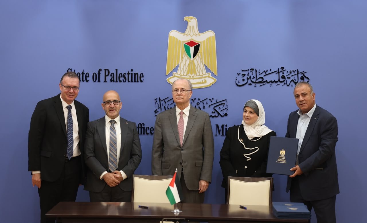 برعاية رئيس الوزراء: توقيع اتفاقيات منح بنحو 10 ملايين دولار لدعم مشاريع البنية التحتية والصحة والترميم