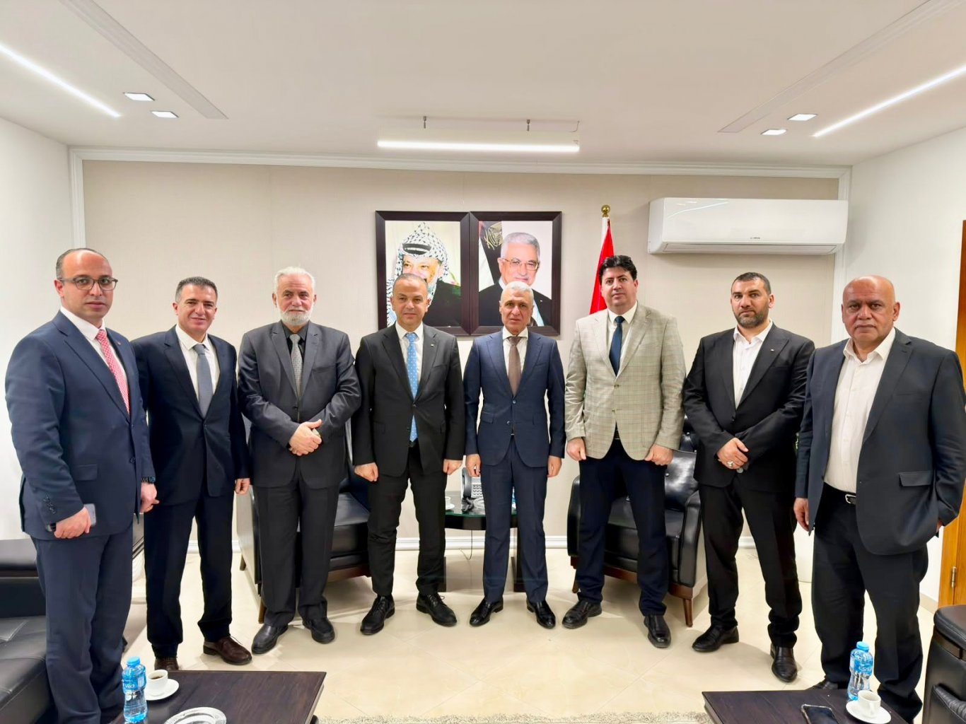 الوزير قنديل يستقبل رئيس بلدية الخليل ويؤكد تسخير الإمكانيات لدعم صمود المدينة