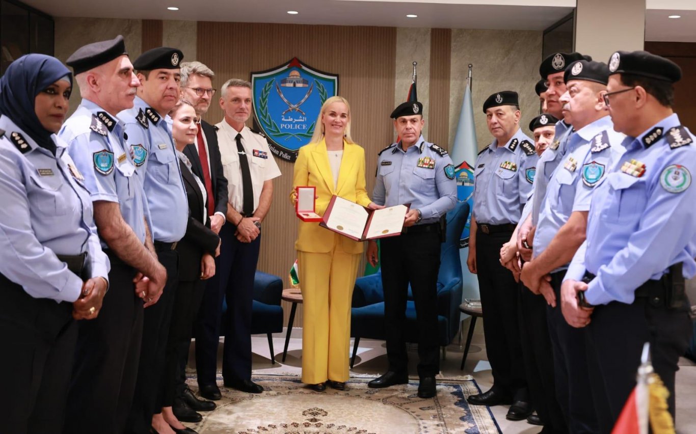 نيابة عن الرئيس: اللواء السقا يسلم رئيسة بعثة الاتحاد الأوروبي لدعم الشرطة الفلسطينية ميدالية التقدير