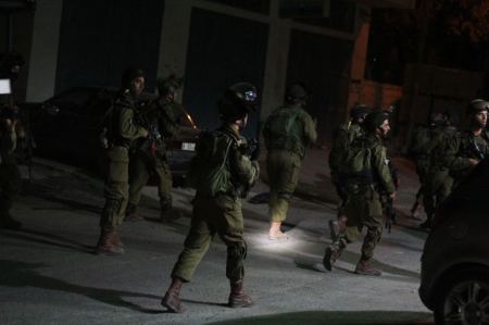 الاحتلال يعتقل 12 مواطنا في الضفة