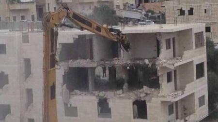 الاحتلال يهدم مبنى في القدس 