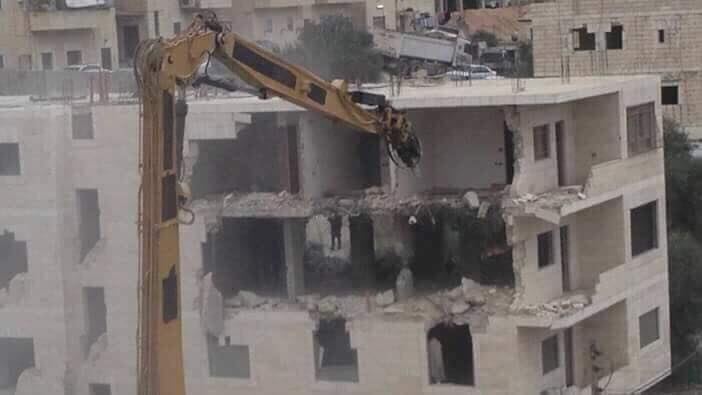 الاحتلال يهدم مبنى في القدس 