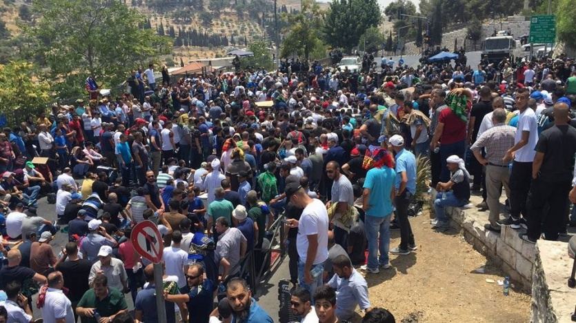 الاحتلال يهاجم المصلين ويصعد إجراءاته في القدس