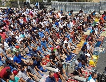 آلاف المقدسيين يؤدون صلاة الجمعة بمحيط الأقصى